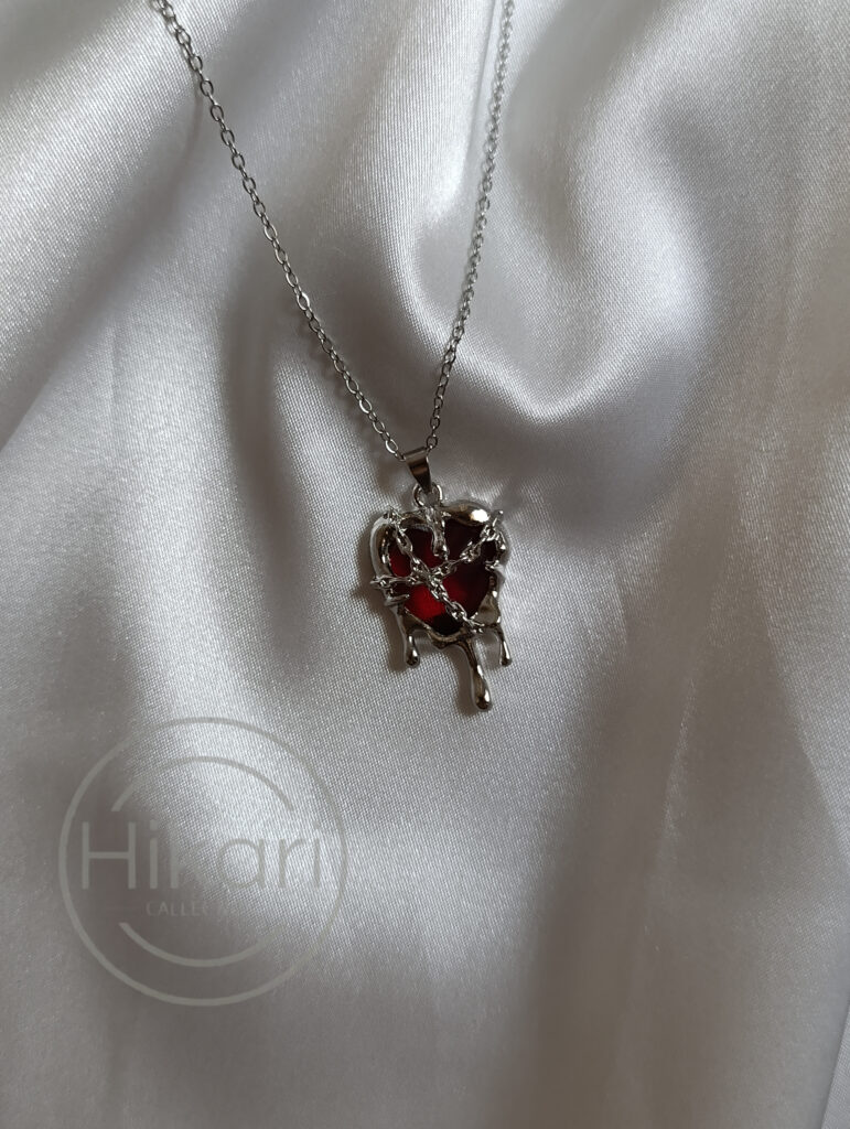 گردنبند قلب ذوب شده خونین