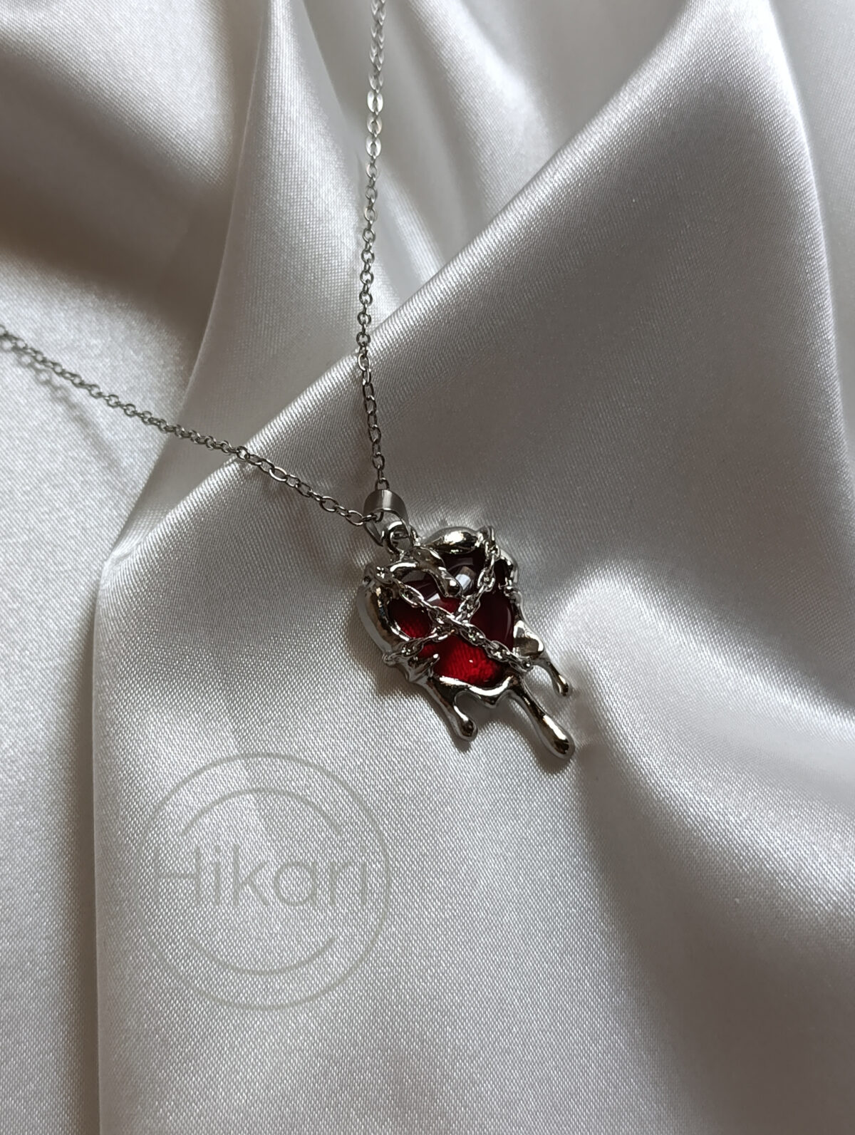 گردنبند قلب ذوب شده خونین