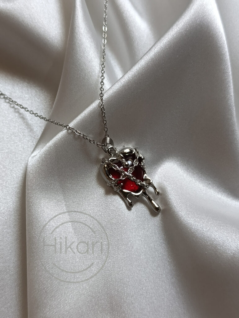 گردنبند قلب ذوب شده خونین