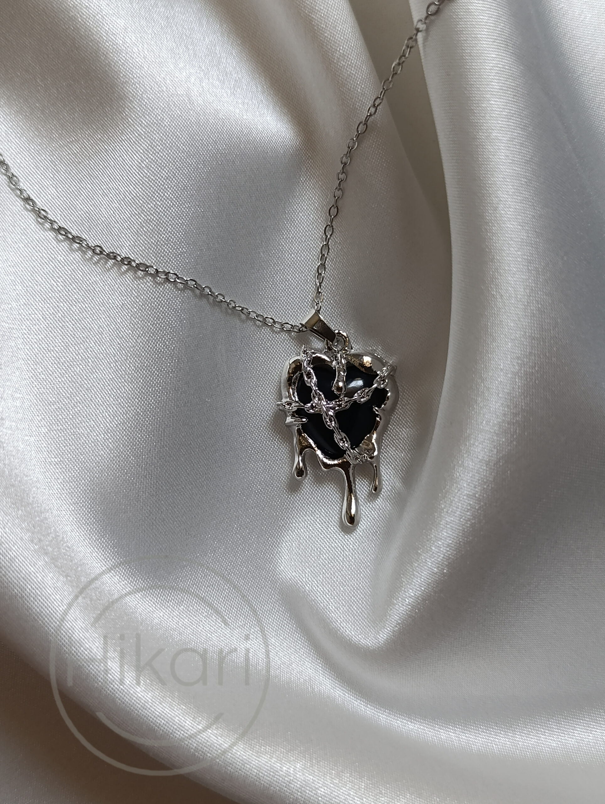 InShot_۲۰۲۵۰۷۱۵_۱۵۴۱۲۴۲۰۶ گردنبند قلب ذوب شده مشکی - تصویر 1