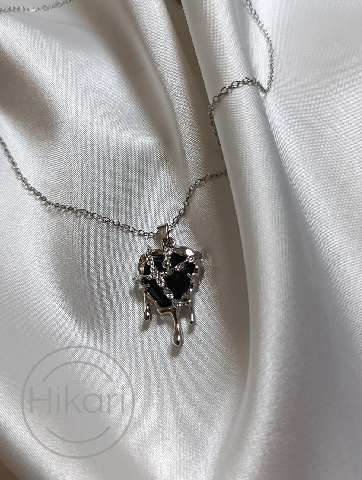 گردنبند قلب ذوب شده مشکی - تصویر 2