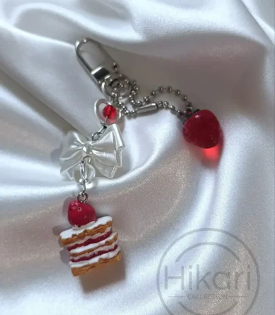 آویز کیک توت فرنگی