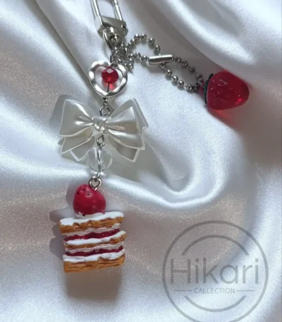 آویز کیک توت فرنگی