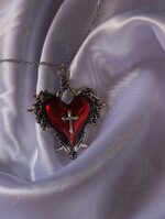 گردنبند قلب خونین
